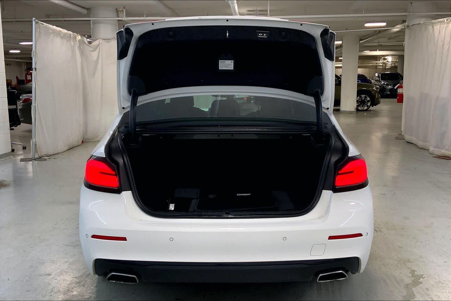 Used 2022 Alpine White BMW 540i xDrive image 33