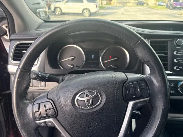 Used 2015 Red Toyota  image 9