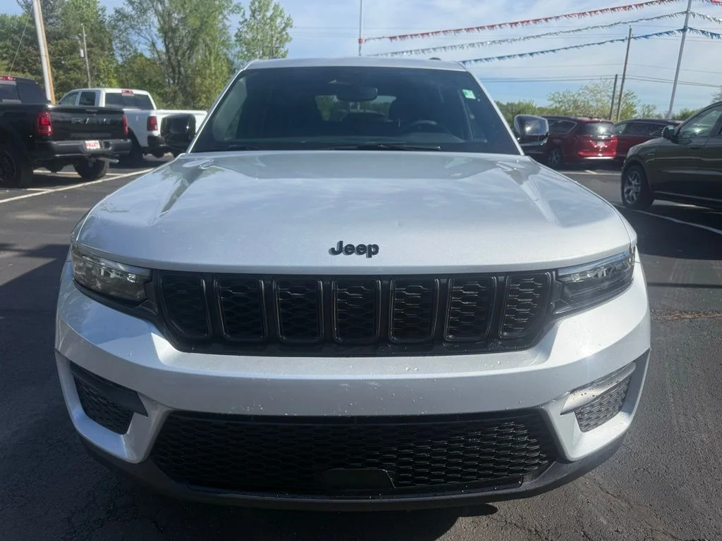 Used 2024 Silver Jeep Altitude X image 3