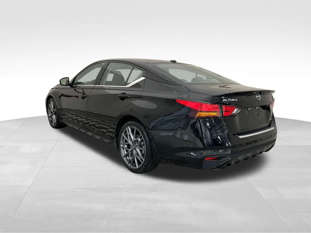 Used 2023 Black Nissan 2.0 SR image 3