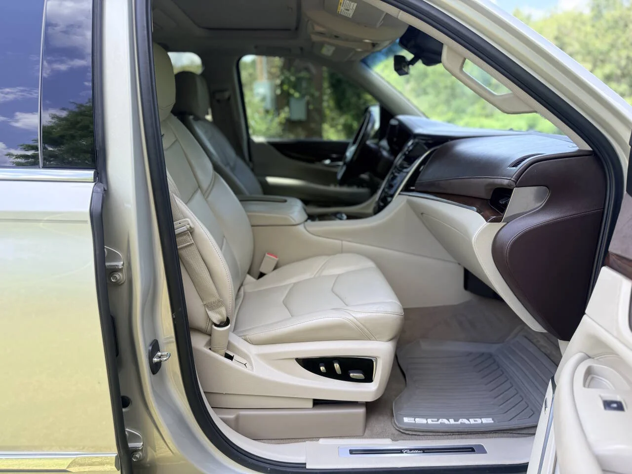 Used 2017 Tan Cadillac Premium Luxury 4x4 4dr SUV image 18