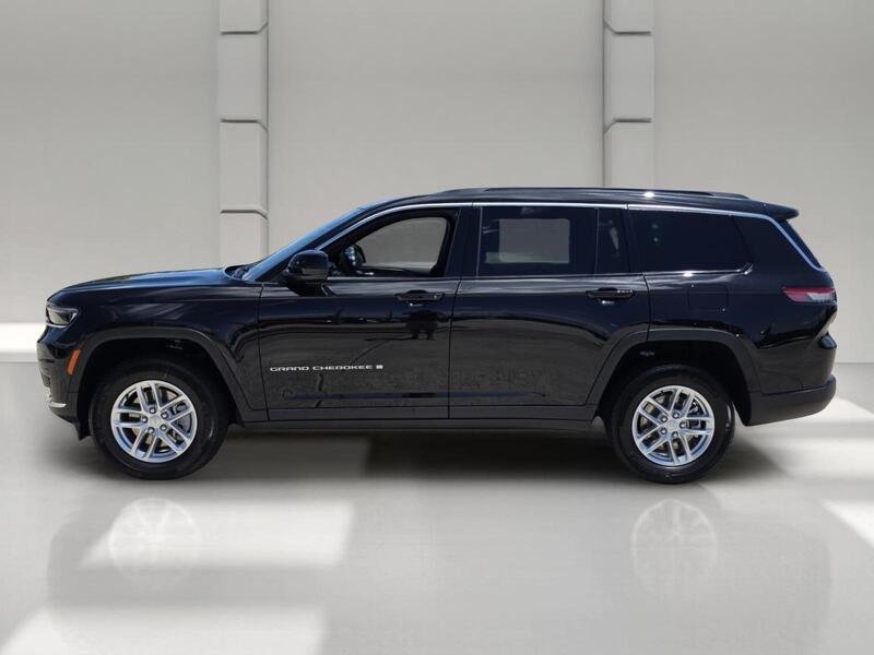 New 2026 Diamond Black Crystal Pearl-Coat Exterior Paint Jeep LAREDO 4X2 image 2