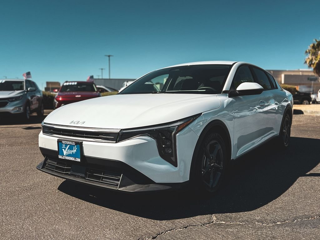 Used 2025 White Kia LXS image 4