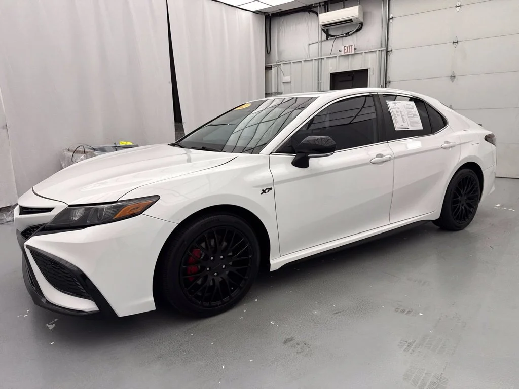 Used 2022 Off-white Toyota SE image 3