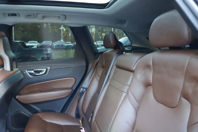 Used 2018 White Volvo T5 Momentum image 9