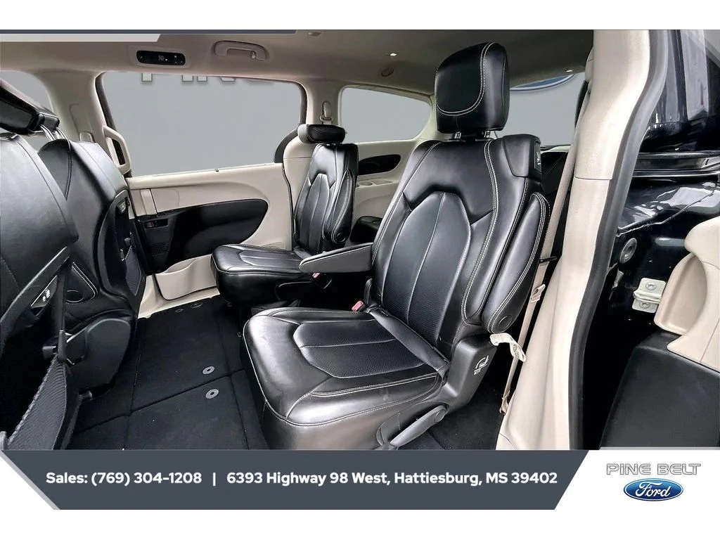 Used 2023 Brilliant Black Crystal Pearlcoat Chrysler Touring L image 20