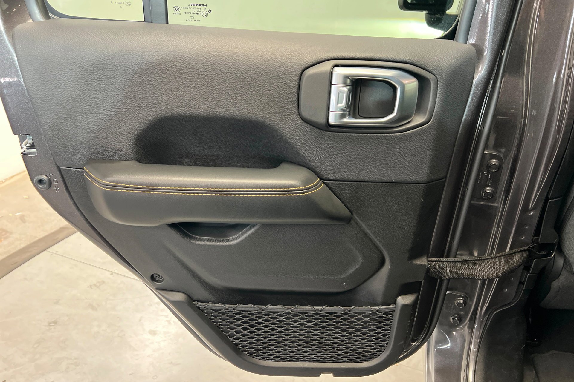 Used 2025 Granite Crystal Metallic Clearcoat Jeep Sahara image 19