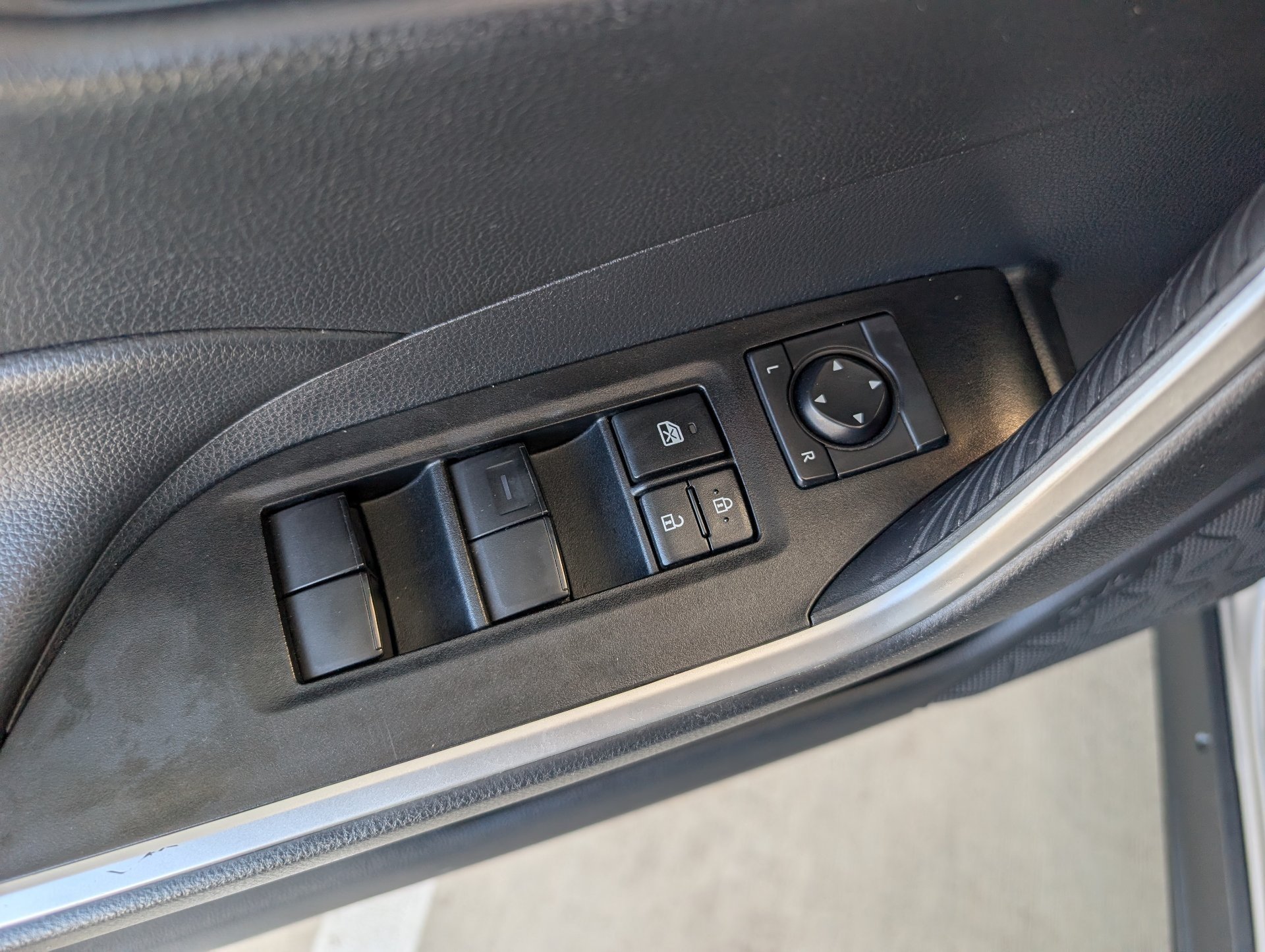 2025 Toyota RAV4 LE - Photo 20
