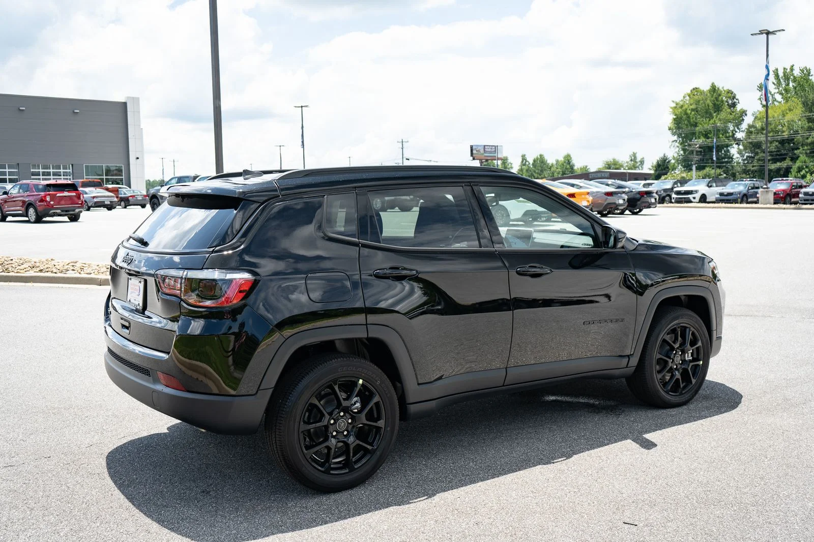 New 2026 Diamond Black Crystal Pearl-Coat Exterior Paint Jeep Latitude image 10