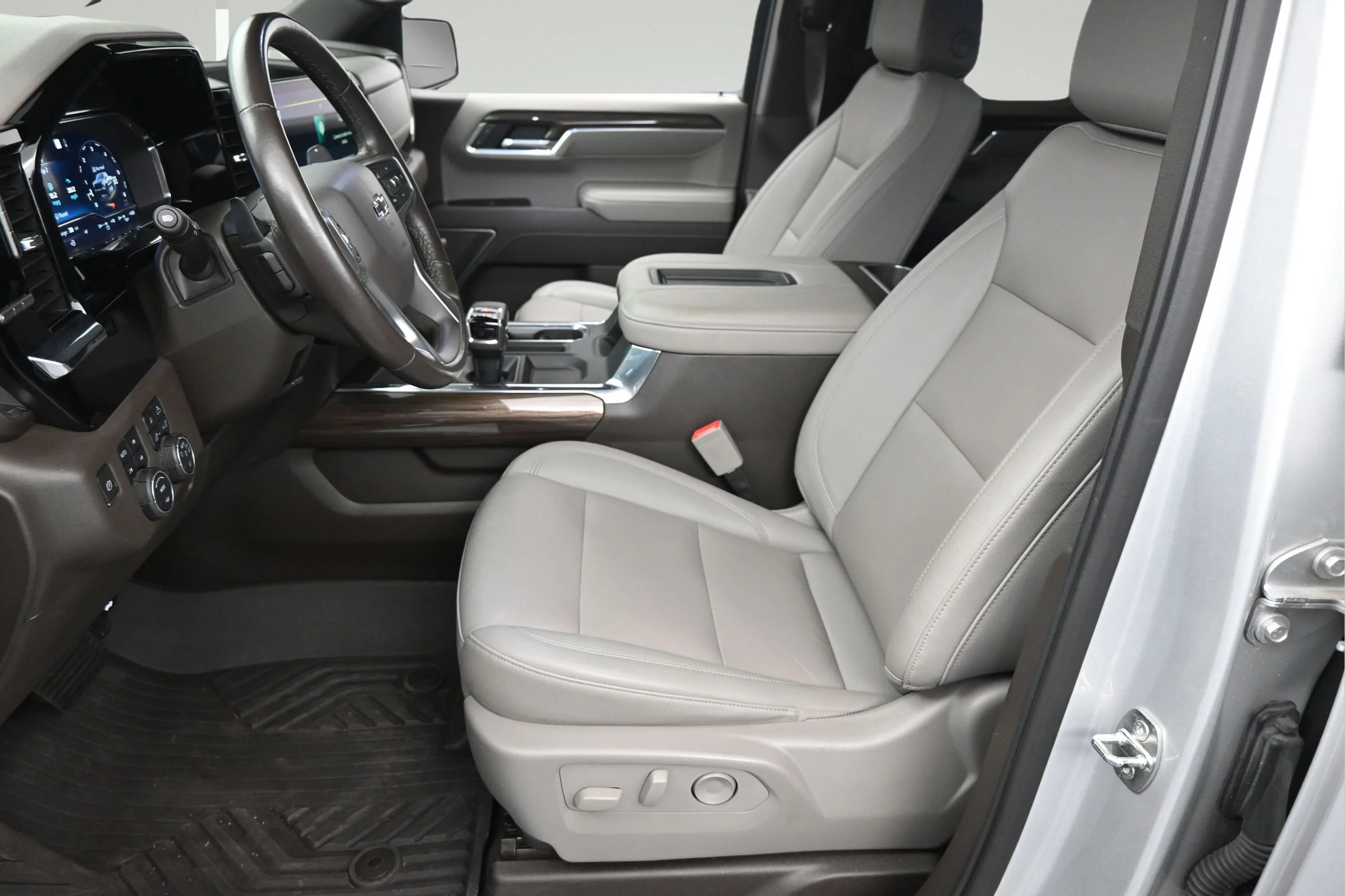 Used 2022 Silver Ice Metallic Chevrolet LT Trail Boss image 10