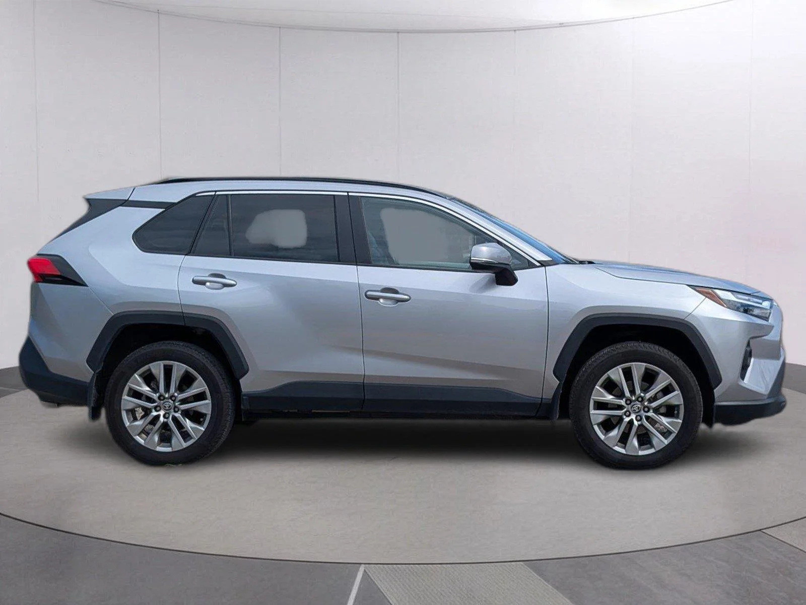 Used 2024 Silver Sky Metallic Toyota XLE Premium image 8