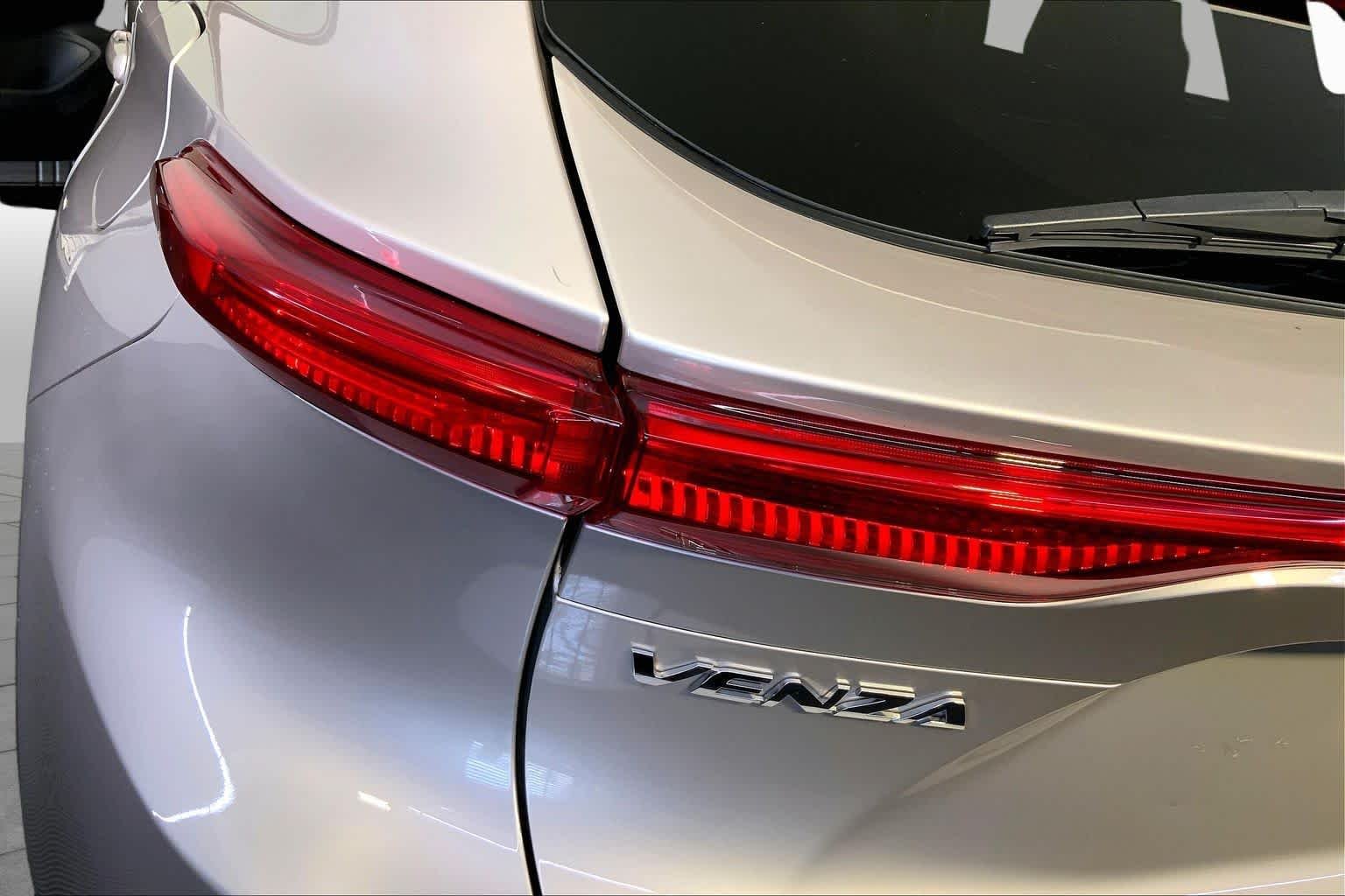 Used 2022 Titanium Glow Toyota XLE image 28