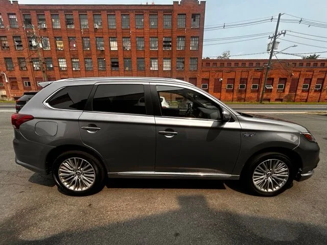 Used 2022  Mitsubishi  image 8