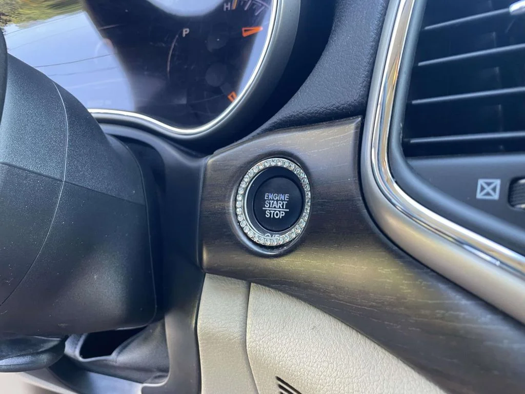 Used 2017 Diamond Black Crystal Pearlcoat Jeep Laredo image 27