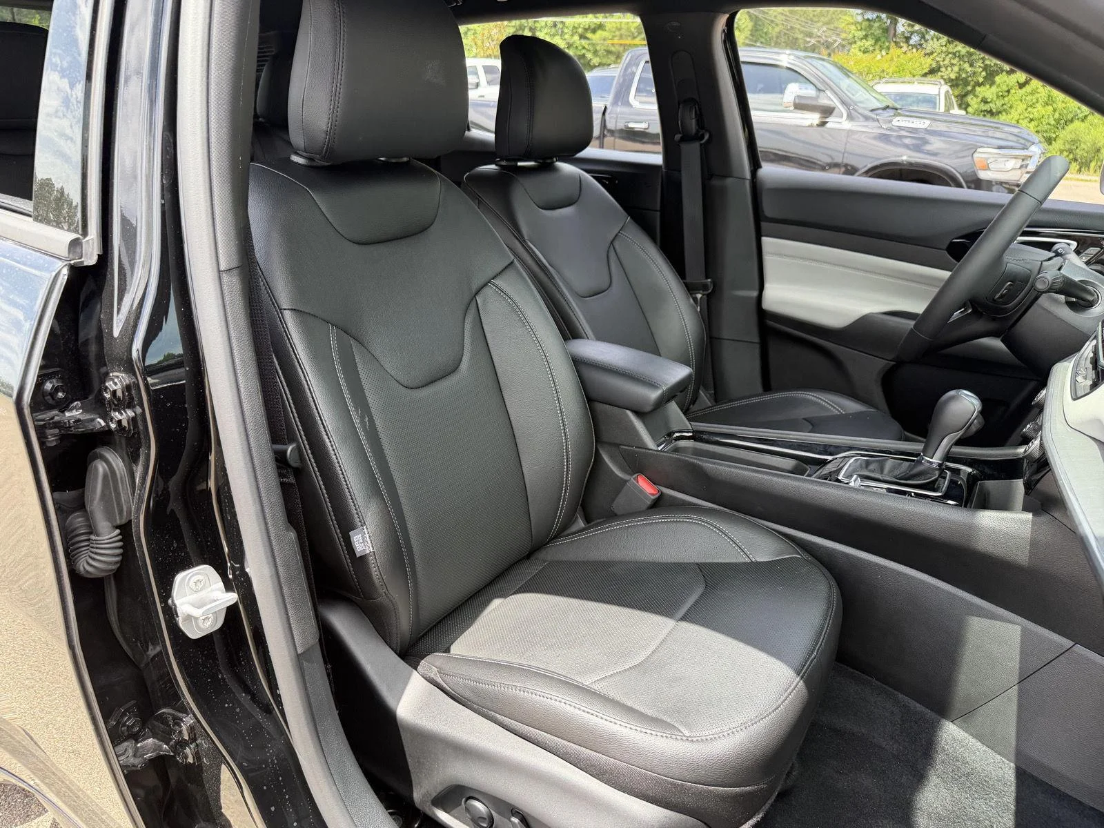 Used 2025 Diamond Black Crystal Pearlcoat Jeep Limited image 20