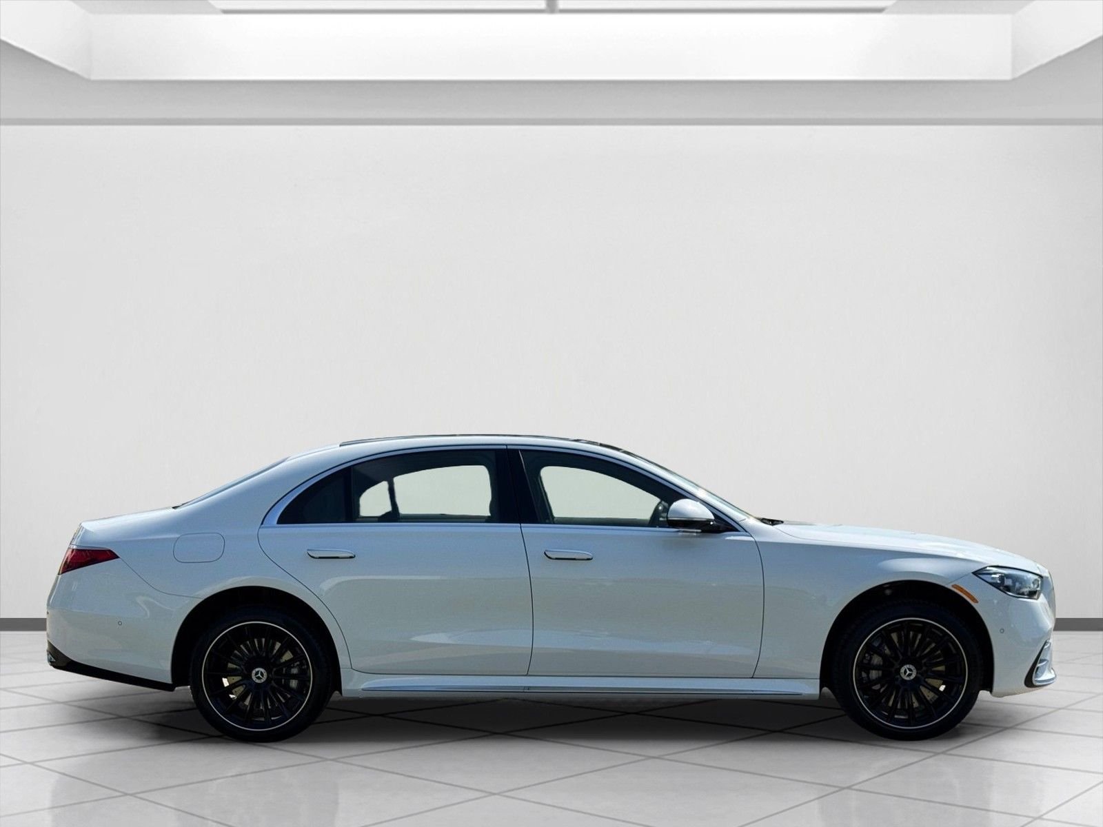 New 2026 MANUFAKTUR Moonlight White Metallic Mercedes-Benz S 580 image 2