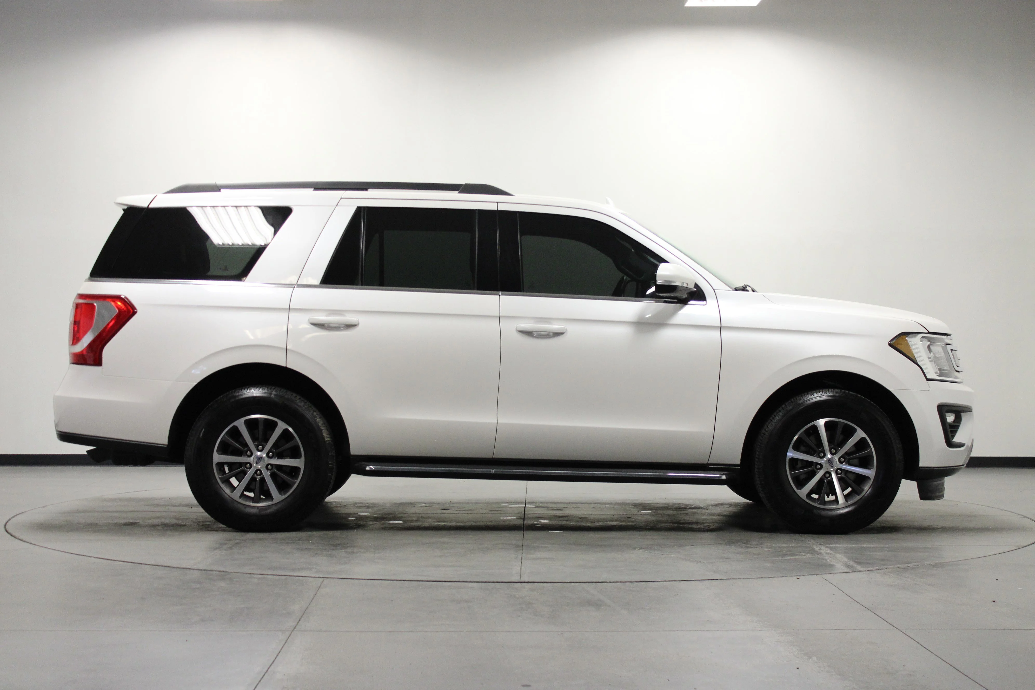 Used 2019 White Platinum Metallic Tri-Coat Ford XLT image 3