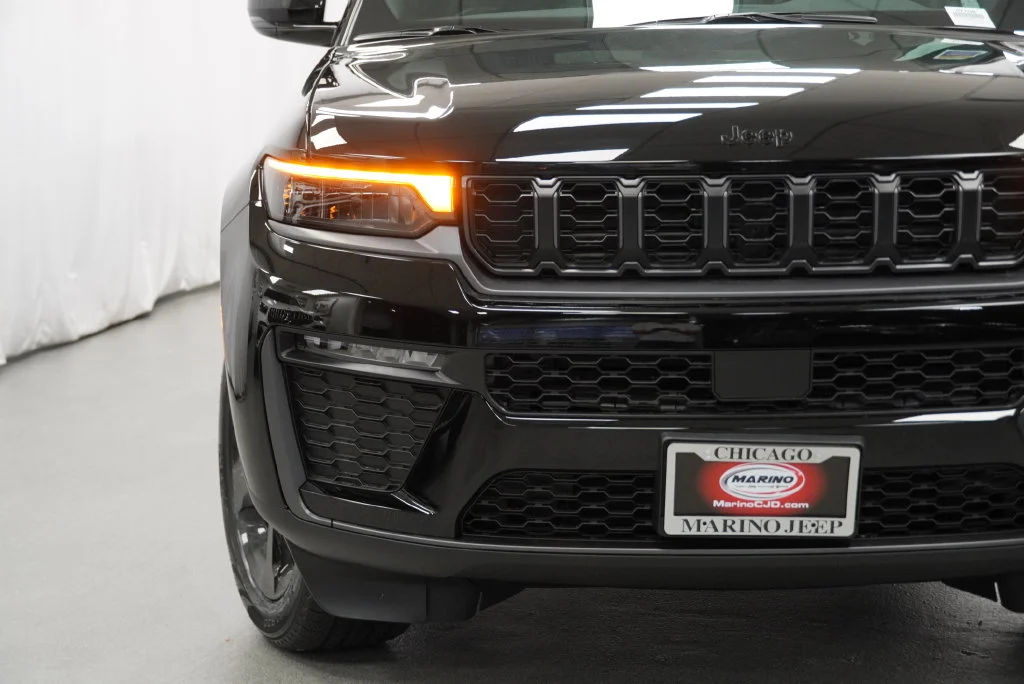 New 2027 High-Gloss Black Paint Jeep Limited image 9