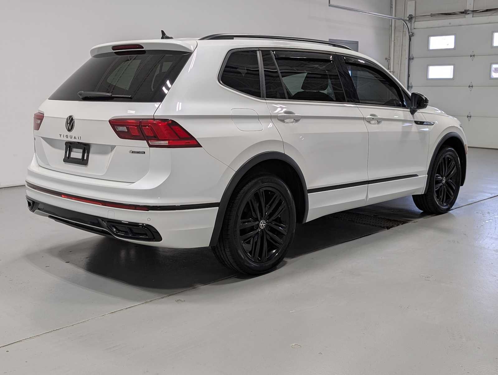 Used 2022 Oryx White Pearl Volkswagen SE R-Line Black image 8