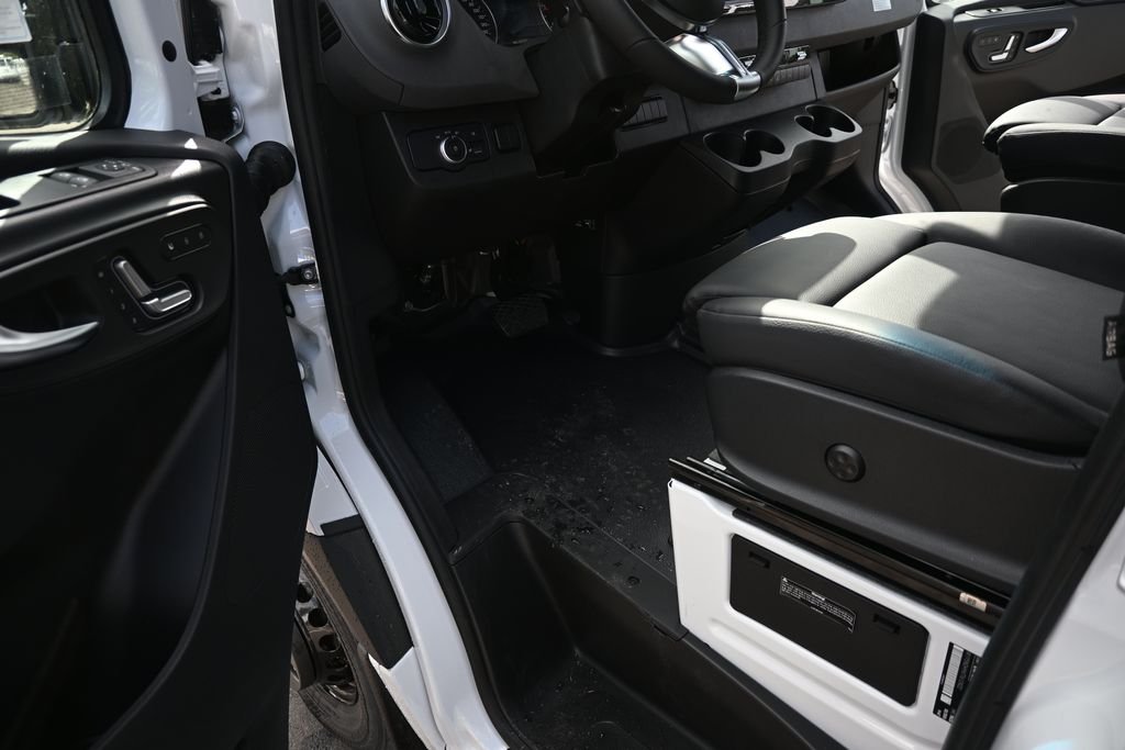 Used 2026 Arctic White Mercedes-Benz Cargo 170 WB image 7