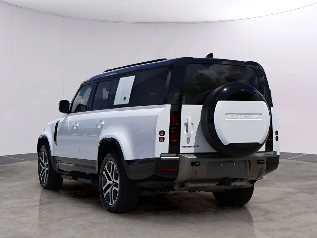 Used 2024 Fuji White Land Rover X-Dynamic SE image 5