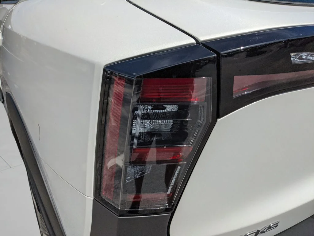 Used 2025 White Nissan SR image 39
