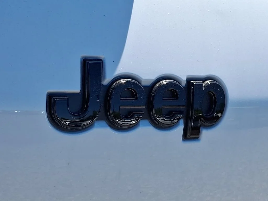 New 2026 Bright White Clearcoat Jeep Laredo Altitude image 21