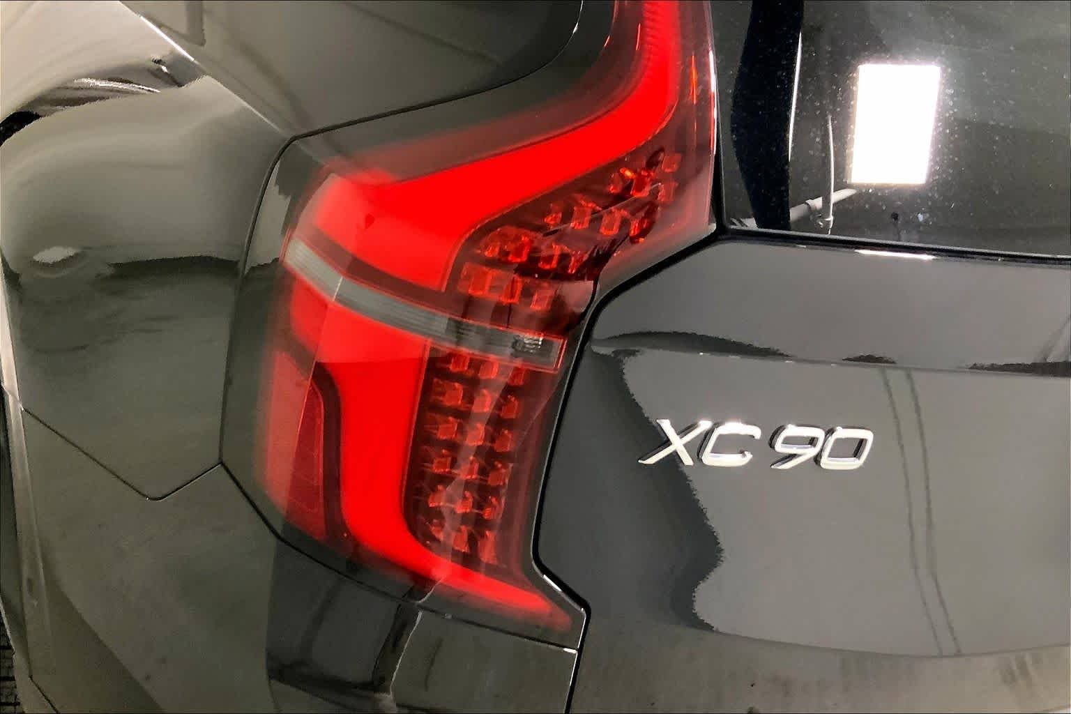 Used 2025 Onyx Black Metallic Volvo Ultra image 28