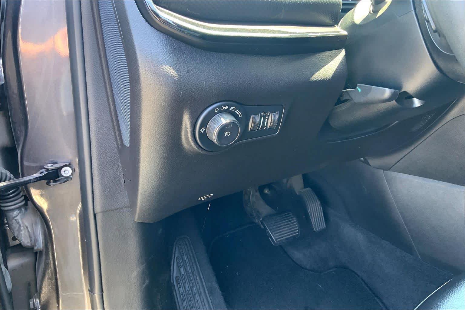 Used 2023 Granite Crystal Metallic Clearcoat Jeep Altitude image 33