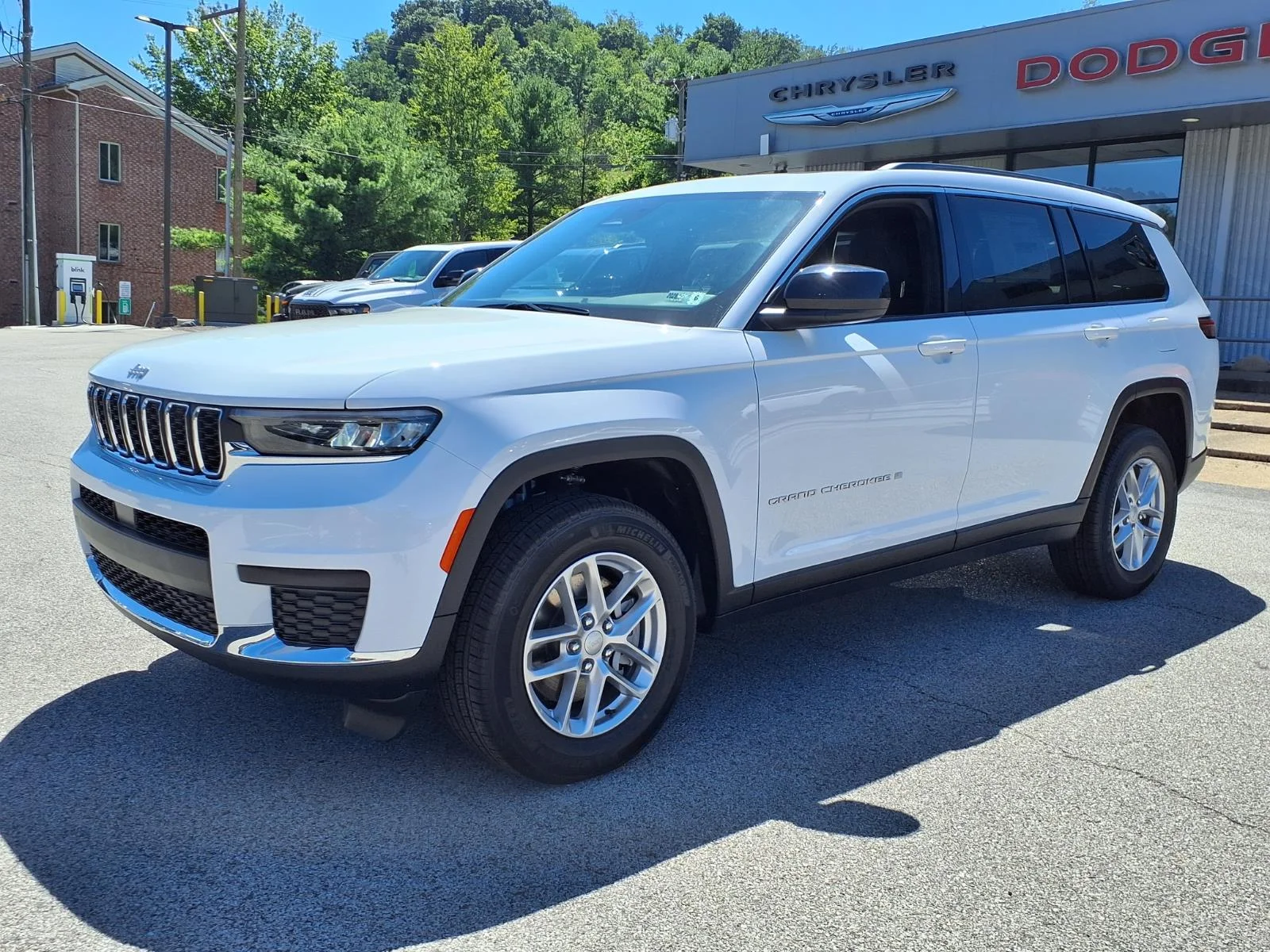 New 2026 Bright White Clear-Coat Exterior Paint Jeep Laredo X image 3