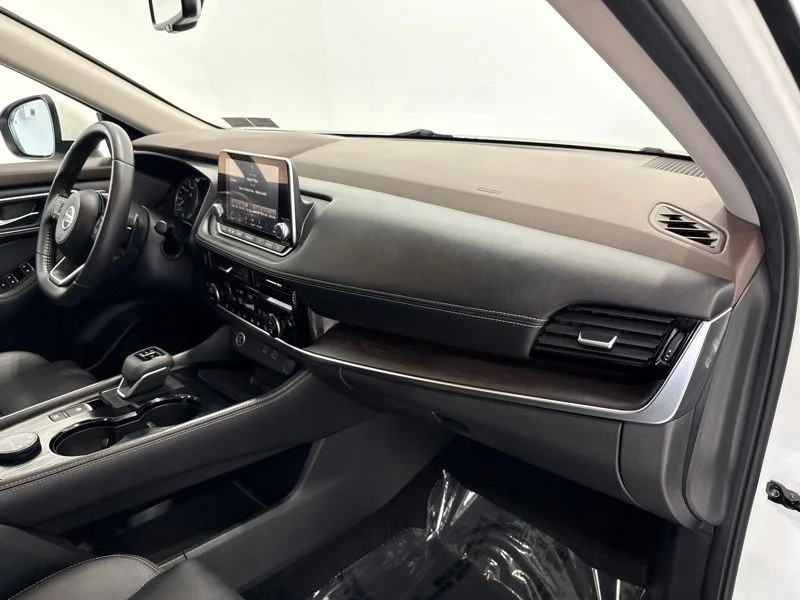 Used 2021 White Nissan SL image 16