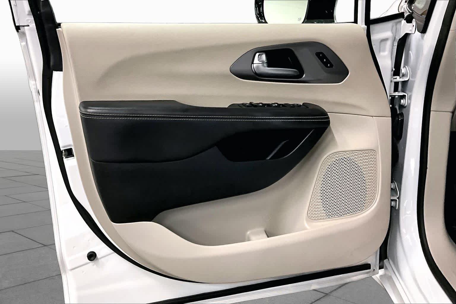 Used 2024 Bright White Clearcoat Chrysler Touring L image 21
