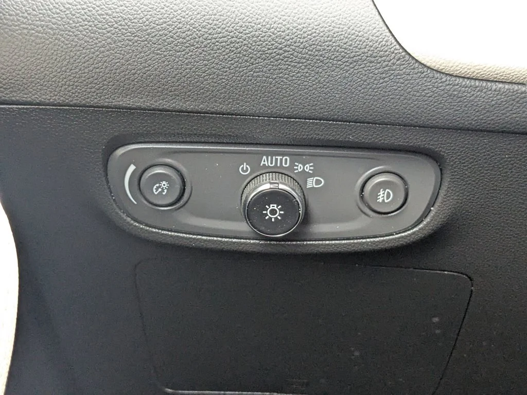 Used 2022 Summit White Buick Select image 20