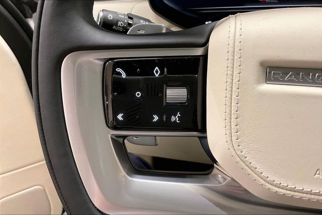 Used 2023 White Land Rover SE image 18