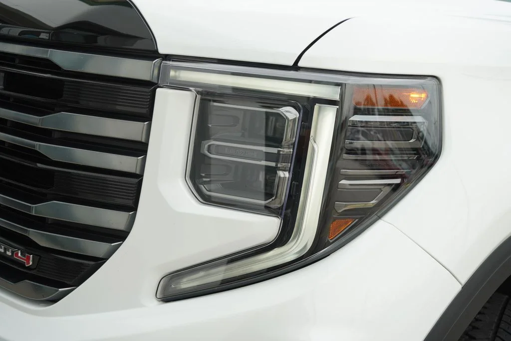 Used 2025 White GMC AT4 image 37
