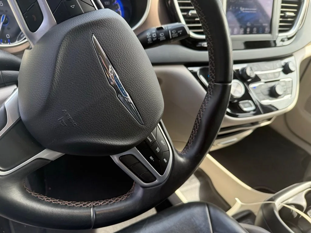 Used 2018  Chrysler Touring L image 8