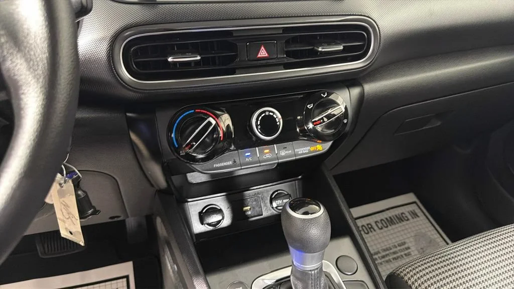 Used 2022 Silver Hyundai SE image 22