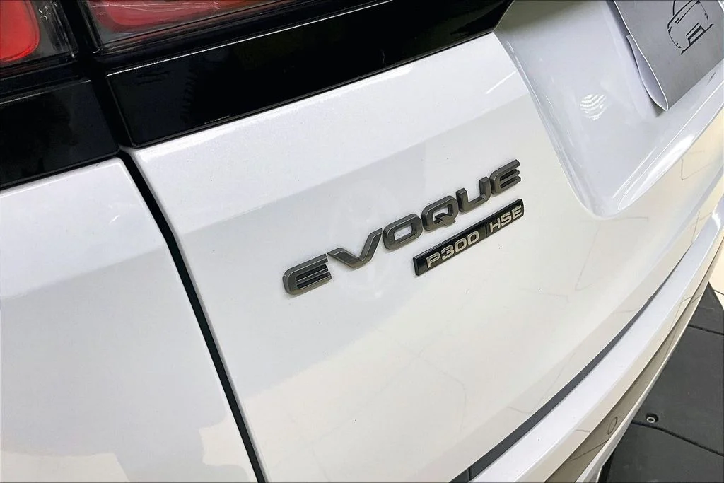 Used 2020 White Land Rover R-Dynamic HSE image 34