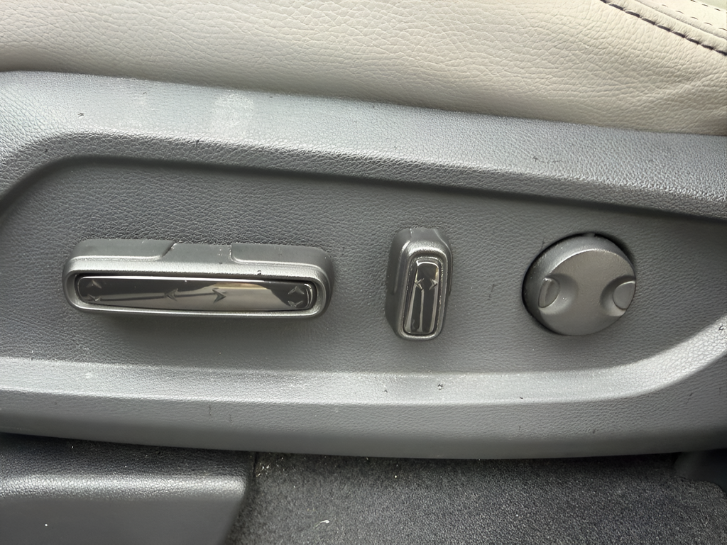 Used 2023 White Honda Touring image 27