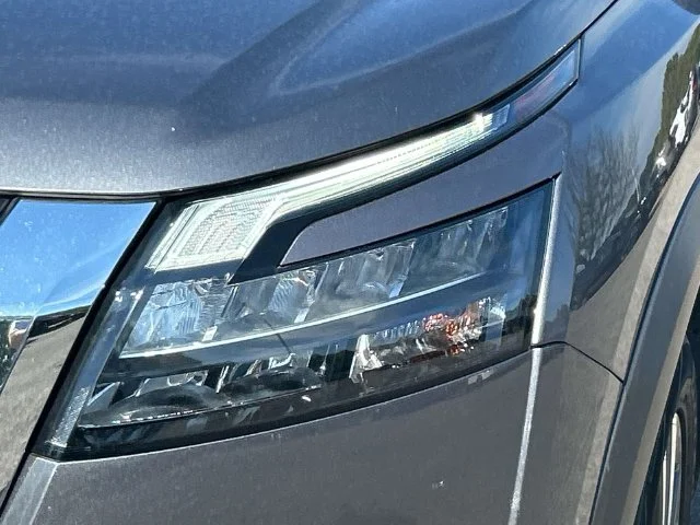 Used 2025 Gray Nissan SL image 10