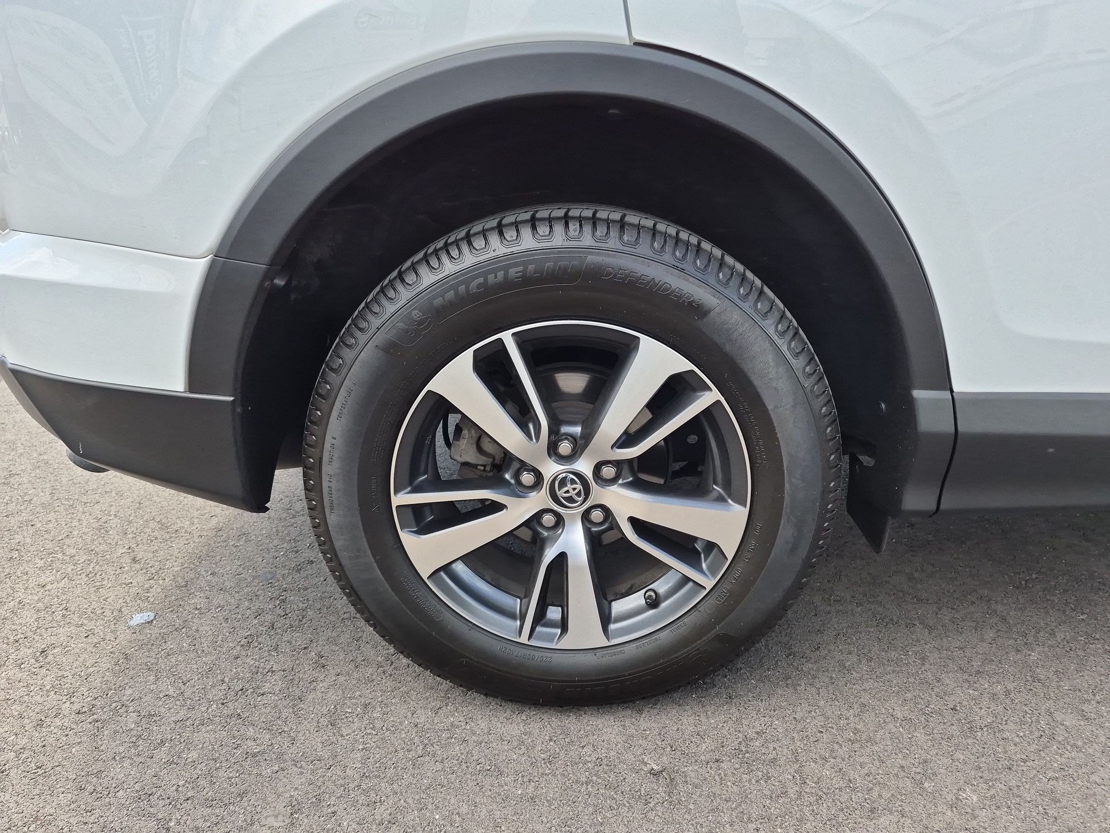 Used 2018 Super White Toyota XLE image 12