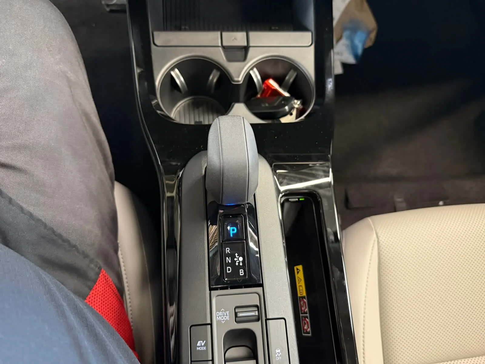 2027 Toyota Prius XLE - Photo 18