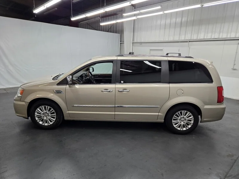 Used 2013 Cashmere Pearl Chrysler Limited image 2