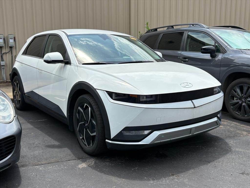Certified Used 2023 Atlas White Hyundai SE image 1