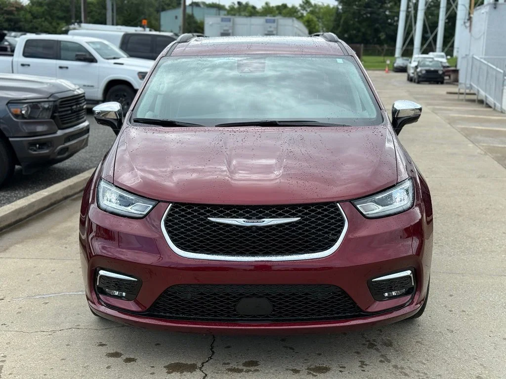 Used 2023 Red Chrysler Limited image 3
