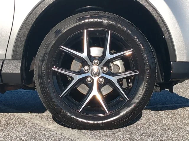 Used 2016 Silver Toyota SE image 11