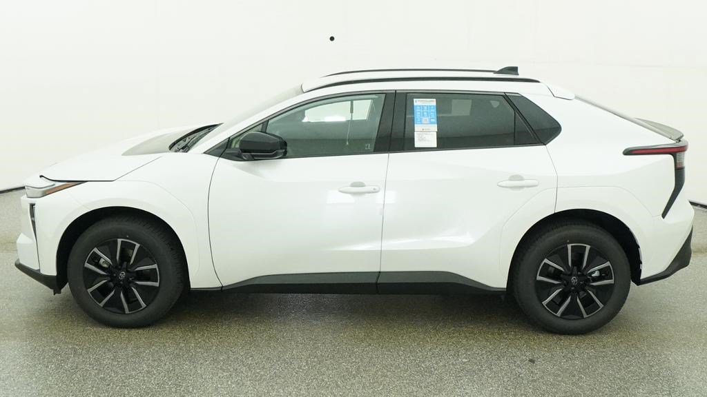 New 2026 Wind Chill Pearl <sup>1</sup> Toyota  XLE image 3