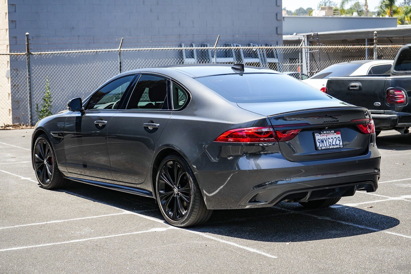 Used 2024 Carpathian Gray Premium Metallic Jaguar R-Dynamic SE image 4