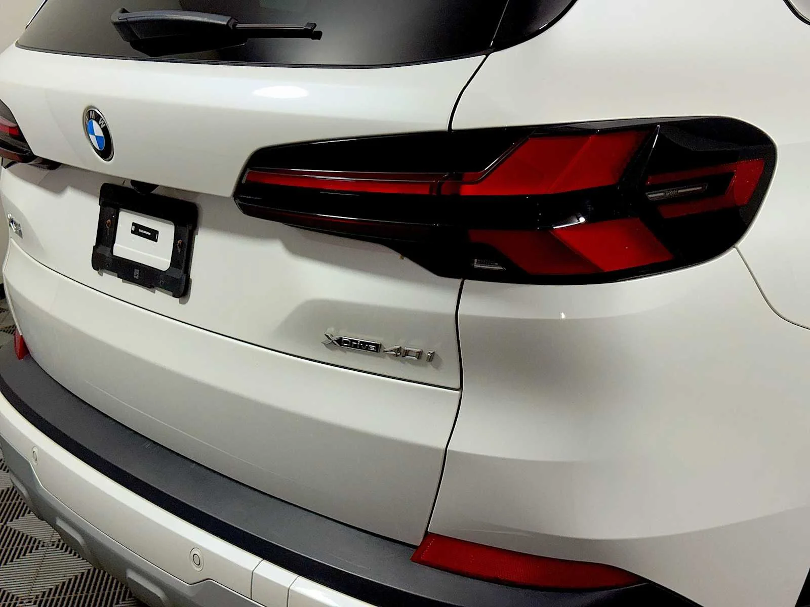 Certified Used 2024 Mineral White Metallic BMW xDrive40i image 28