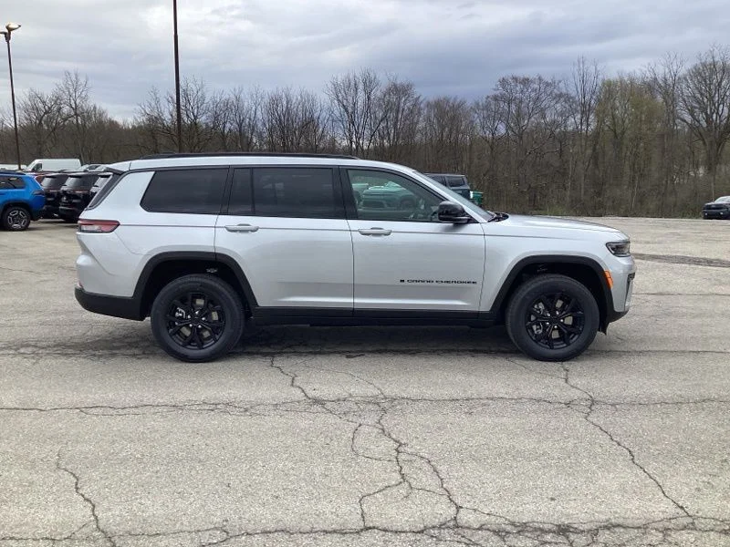 New 2026 Silver Zynith Exterior Paint Jeep Altitude image 8